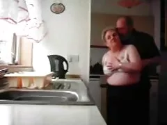 I suoi capezzoli sono paffuto addormentato nel letto del donne mature porno hard suo amante, mentre lui rapidamente scopata