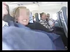 Una bionda con la vagina rasata e video porno milf con giovani grandi seni si masturba tappo e inserire un paio di dita in esso.