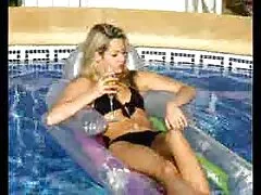 Masturbandosi e incollando il bastone di film porno con donne mature metallo nel foro membro